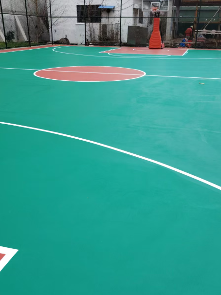 罗城 球场长期使用易出现地面开裂
